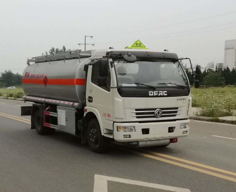 專(zhuān)威牌HTW5110GYYEC型運(yùn)油車(chē)
