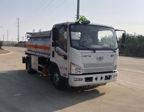 專威牌HTW5071GJYCAQ6型加油車(chē)